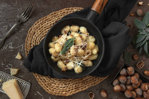gnocchi mit butter, haselnuss und salbei - kartoffelknödel essen stock-fotos und bilder