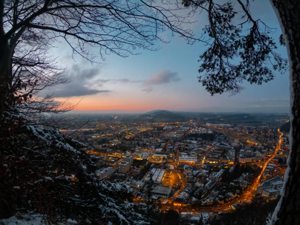 salzburgo, áustria vista aérea na cidade à noite ao pôr do sol da montanha kapuzinerberg - kapuzinerberg - fotografias e filmes do acervo