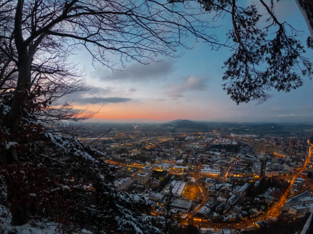 salzburgo, áustria vista aérea na cidade à noite ao pôr do sol da montanha kapuzinerberg - kapuzinerberg - fotografias e filmes do acervo