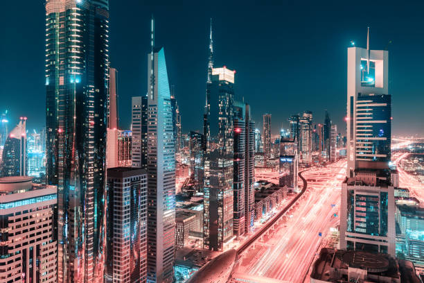 nocny widok na spektakularny krajobraz dubaju z wieżowcami i drapaczami chmur przy autostradzie sheikh zayed. globalne miejsca podróży i koncepcja nieruchomości - sheik zayed road obrazy zdjęcia i obrazy z banku zdjęć
