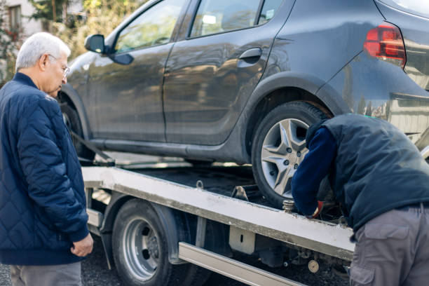 Car loaded onto tow truck Car loaded onto tow truck towing photos stock pictures, royalty-free photos & images