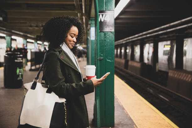 successful and elegant woman walks the streets of new york - urban scene commuter business station imagens e fotografias de stock