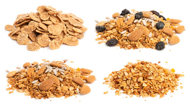 건포도, 씨앗, 견과류가있는 뮤즐리, 플레이크 및 그래놀라 힙 컬렉션. 건강한 식생활 개념 - granola cereal breakfast stack 뉴스 사진 이미지