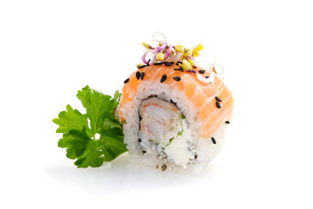 전통적인 일본 음식 초밥. 흰 배경에 새우와 아보카도를 곁들인 튀김 초밥 마키 - food wasabi vegetable tuna 뉴스 사진 이미지