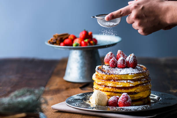 strawberry pancakes with maple syrup.sprinkle with powdered sugar on top. - japanese maple imagens e fotografias de stock