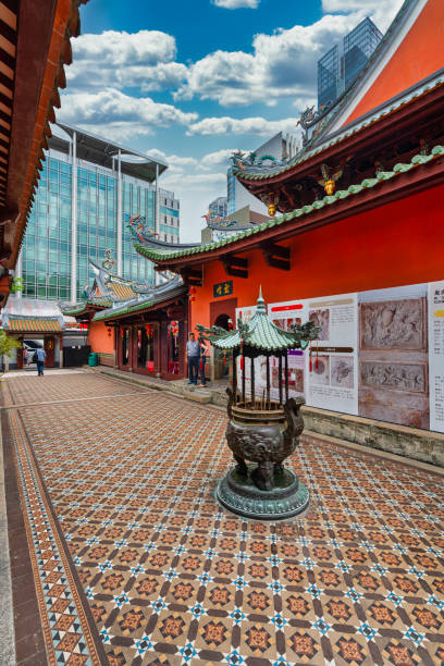 tempio thia hock keng a singapore - temple singapore city singapore buddhism foto e immagini stock