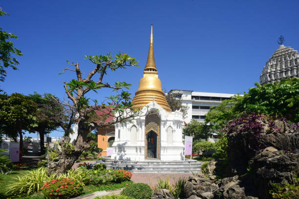 cemitério real em wat ratchabophit no extremo oeste do templo é o cemitério real - monastery buddhism wat east - fotografias e filmes do acervo