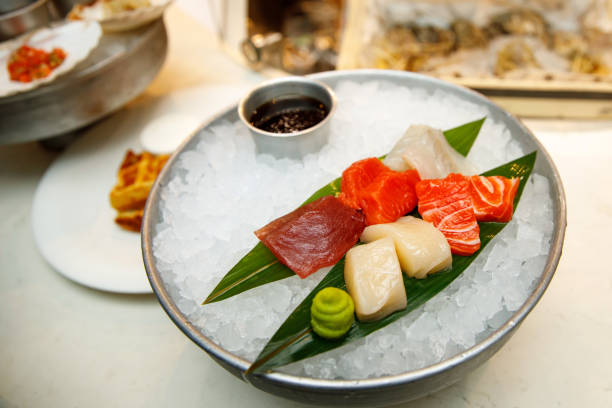 얼음트레이에 생선 조각. - sashimi sushi salad sea 뉴스 사진 이미지