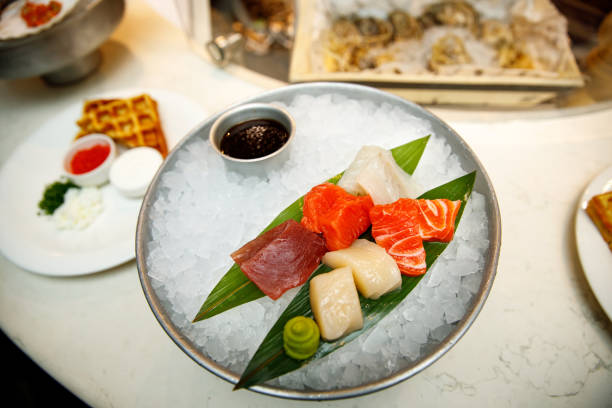 stücke von rohen fischen auf einem tablett mit eis. - sashimi sushi salad sea stock-fotos und bilder