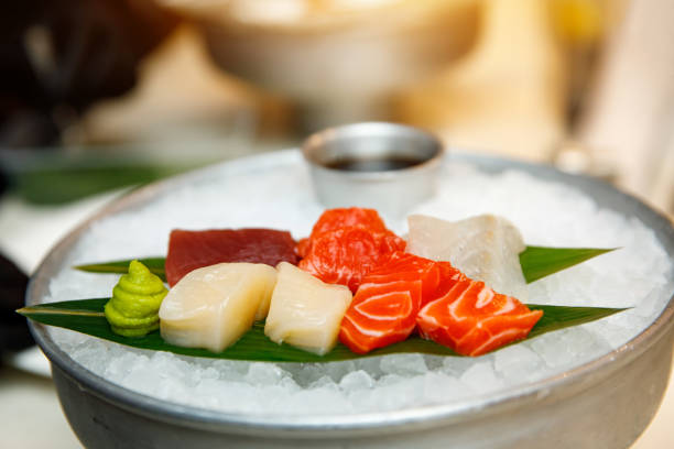 얼음트레이에 생선 조각. - sashimi sushi salad sea 뉴스 사진 이미지