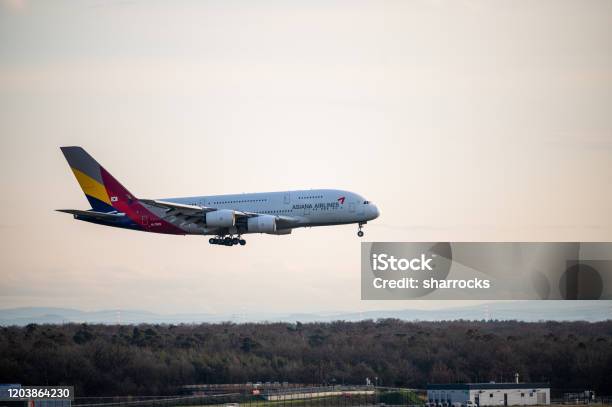 Asiana Airbus A380 Nadert Luchthaven Frankfurt Stockfoto en meer beelden van Airbus A380 - Airbus A380, Asiana Airlines, Buitenopname