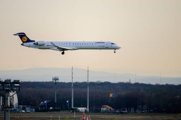 lufthansa cityline bombardier crj700 aircraft on approach - crj 700 stock-fotos und bilder