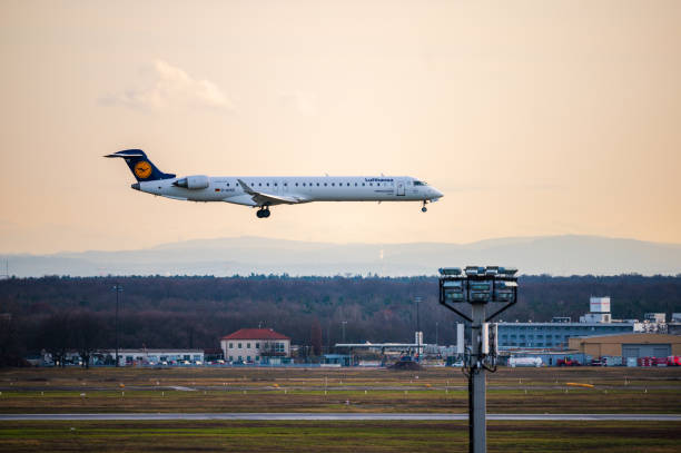 lufthansa cityline bombardier crj700 aircraft on approach - crj 700 imagens e fotografias de stock