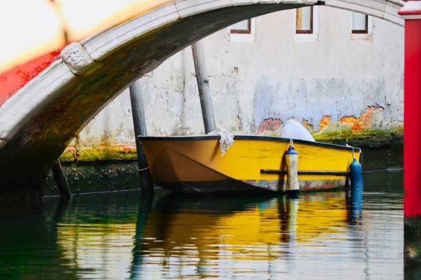 bateau jaune - josianne toubeix photos et images de collection