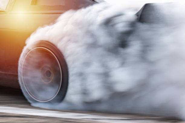 auto drifting, verschwommene bild diffusion rennen drift auto mit viel rauch von brennenden reifen auf speed-track. - pull apart stock-fotos und bilder