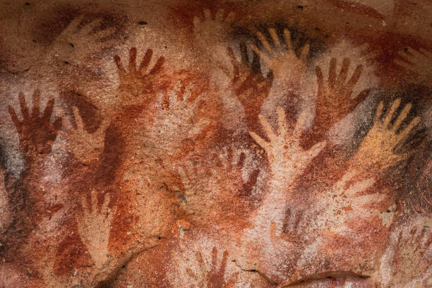 handgemälde in der höhle der hände in santa cruz provinz, patagonien, argentinien, südamerika - archäologie fotos stock-fotos und bilder