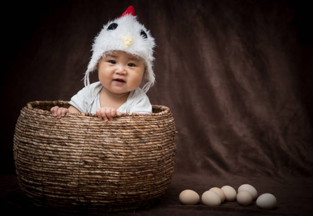 bambino in costume come pulcino - animal young bird baby chicken chicken foto e immagini stock