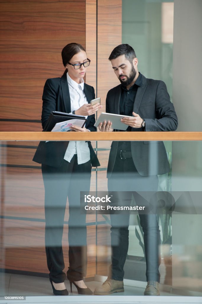 Cynchronizing Synchronizing Devices In Office Stock Photo - Download Image Now ...