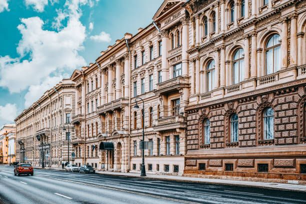 vue urbaine et historiquement belle de la ville de saint-pétersbourg. russie. - nevsky prospekt photos et images de collection