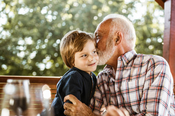 ¡déjame decirte un nieto secreto! - whispering grandparent child grandfather fotografías e imágenes de stock