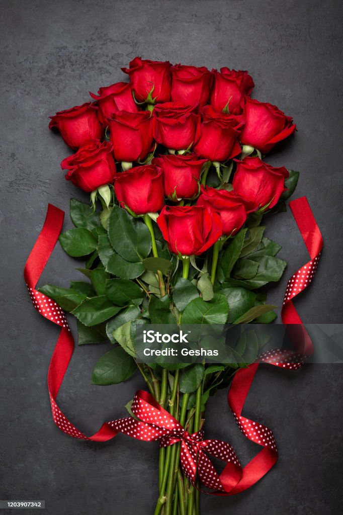 Ramo De Rosas Rojas Hermosas Flores Sobre Un Fondo Negro Vista Superior  Flatlay Foto de stock y más banco de imágenes de Amor - iStock