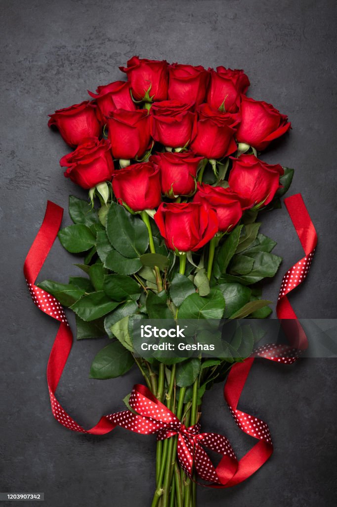 Ramo De Rosas Rojas Hermosas Flores Sobre Un Fondo Negro Vista Superior Flatlay Foto de stock y más banco de imágenes de Amor - iStock Ramo De Rosas Rojas Hermosas Flores Sobre Un Fondo Negro Vista Superior Flatlay Foto de stock y más banco de imágenes de Amor - iStock