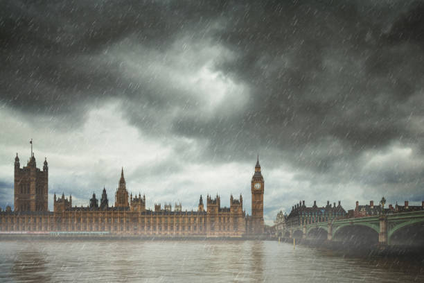 regen in london - london in the rain stock-fotos und bilder