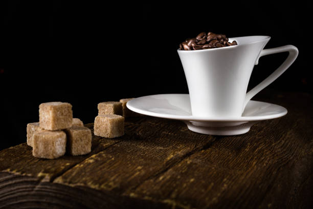 コーヒーカップとサトウキビ砂糖 - breakfast bread table drop ストックフォトと画像