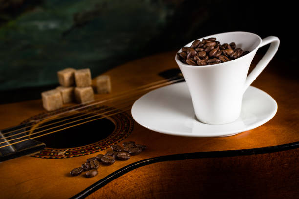 ギターのコーヒーカップとステキシュガー - breakfast bread table drop ストックフォトと画像