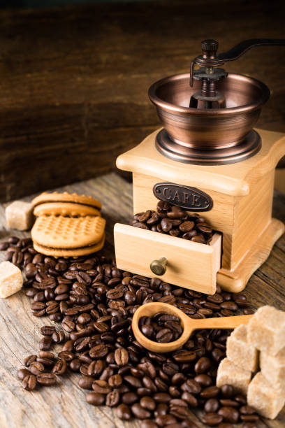 コーヒー豆とグラインダー - breakfast bread table drop ストックフォトと画像