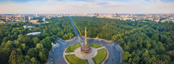 великая берлинская панорама - колонна победы с видом на город - berlin germany urban road panoramic germany стоковые фото и изображения