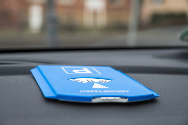 파란색 주차 디스크는 자동차의 대시 보드에 놓여 - 디스크 뉴스 사진 이미지