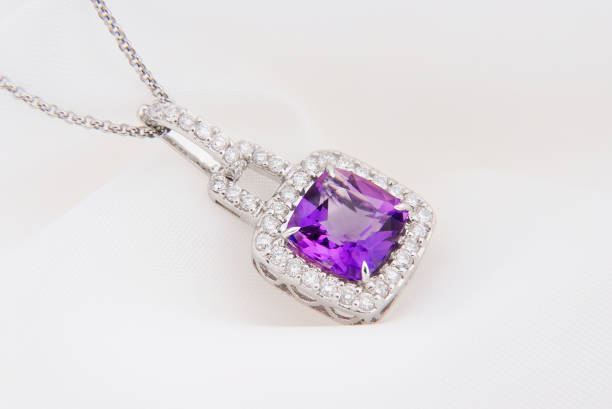 pingente de ouro branco com ametista e diamantes - amethyst necklace gem purple - fotografias e filmes do acervo