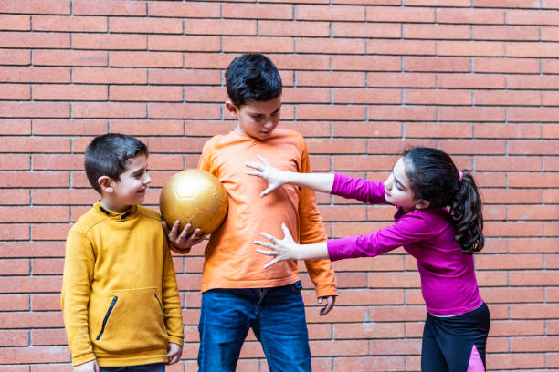 les garçons ne laissent pas une fille jouer au football - rackets and ball photos et images de collection