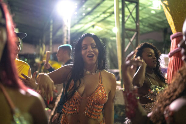 gente celebrando y bailando carnaval brasileño - rio de janeiro carnival samba dancing dancing fotografías e imágenes de stock