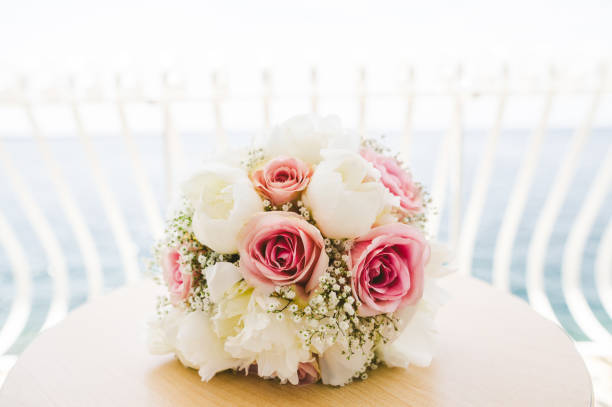 bouquet de mariage de gypsophile et de roses - champagne wedding pink petal photos et images de collection