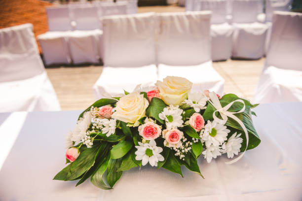 bouquet de mariage de gypsophile et de roses - champagne wedding pink petal photos et images de collection