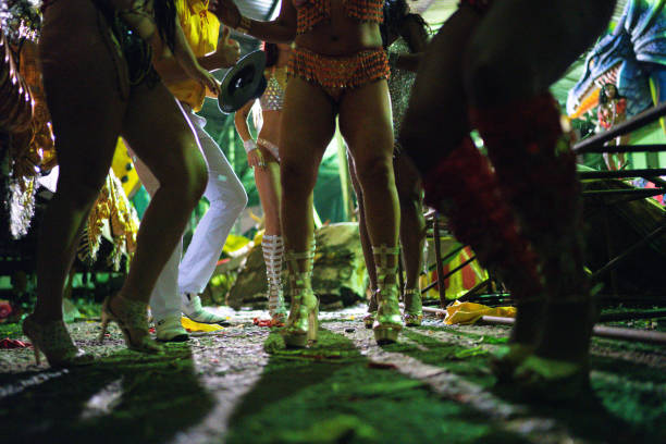 menschen feiern und tanzen brasilianischen karneval - costume stage costume party carnival stock-fotos und bilder