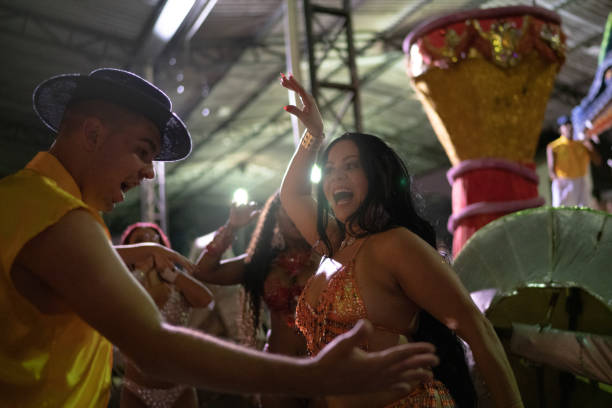 ブラジルのカーニバルを祝い、踊る人々 - rio de janeiro carnival samba dancing dancing ストックフォトと画像