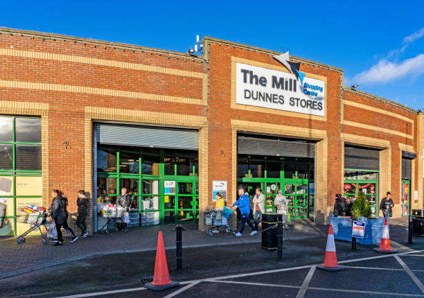 centrum handlowe mill w clondalkin, dublin, irlandia. - clondalkin zdjęcia i obrazy z banku zdjęć