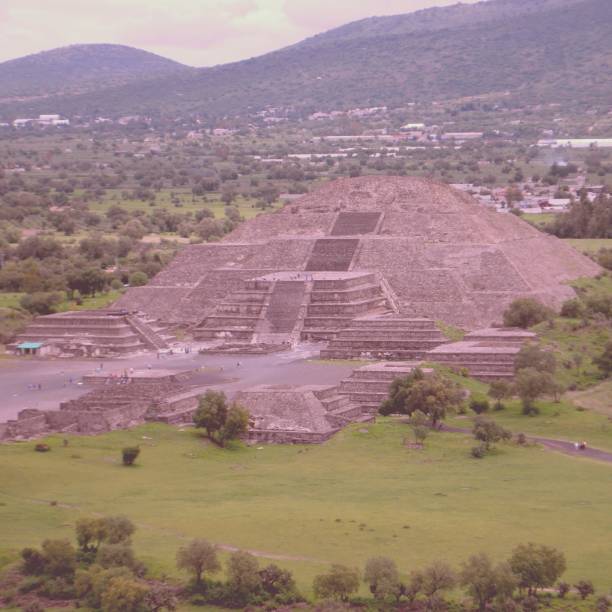 istock Tehotiuacan old style 1203962669