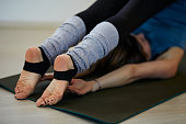 nahaufnahme-der-fit-attraktiven-kaukasischen-yogi-frau-in-pflug-position.jpg?b=1&s=170x170&k=20&c=pE3OfTjsnjtlnskU8xLWp3r8k2cBbJpDd5DuU6ajUbM=