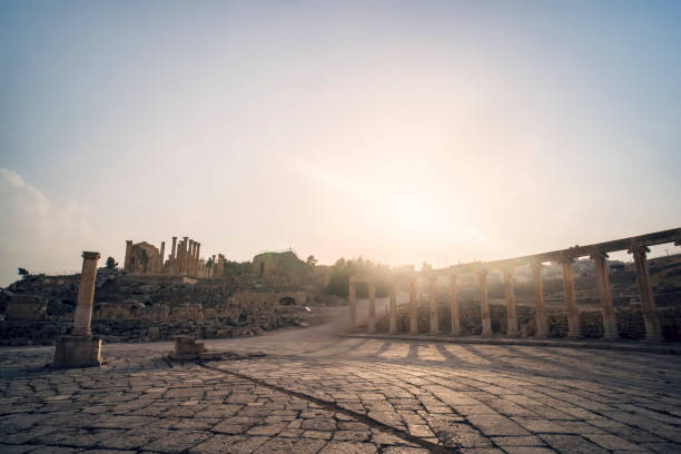 das oval forum und cardo maximus in der römischen stadt gerasa bei jerash, pompeji des ostens. die stadt der 1000 säulen. nordjordanland. - artemis tempel gerasa stock-fotos und bilder