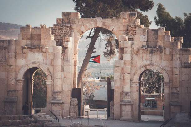 l’arche d’hadrien à jerash, jordanie est une porte de 11 mètres de haut à trois arches érigée pour honorer la visite de l’empereur romain hadrien à la ville à l’hiver 129-130. - ephesus turkey greek culture ancient greece photos et images de collection