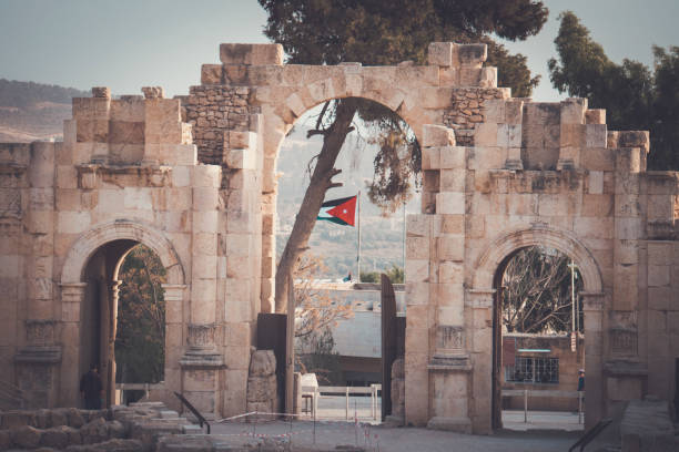 o arco de adriano em jerash, jordânia é um portal de 11 metros de altura de três arcos erguido para honrar a visita do imperador romano adriano à cidade no inverno de 129-130. - ephesus turkey roman ancient greece - fotografias e filmes do acervo