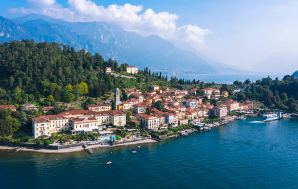 ベラージオ バイ レイク コモ 空中写真 イタリア 夏 - comune di lecco ストックフォトと画像