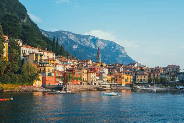 ヴァレンナ バイ レイク コモ 空中写真 イタリア 夏 - comune di lecco ストックフォトと画像