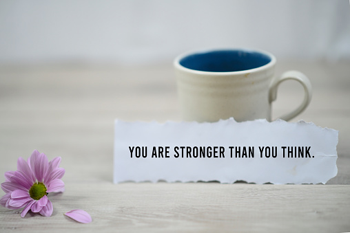 Eres más fuerte de lo que crees, una nota de papel con café de la mañana. photo