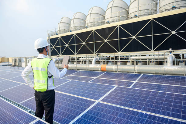 ingeniero comprobar condición techo de celda solar y proyecto de torre de refrigeración en la industria de energía solar, concepto de energía renovable. - solar panel engineer solar power station solar energy fotografías e imágenes de stock