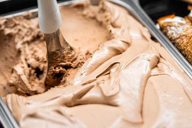 plan rapproché macro de glace de gelato de café de chocolat avec la boule de tourbillon sur l’affichage dans le magasin de café dans le célèbre florence italie firenze centrale mercato - glacier glace photos et images de collection